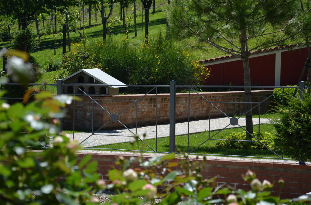 Hotel Cascina Castagneto CastellʼAlfero Exterior foto