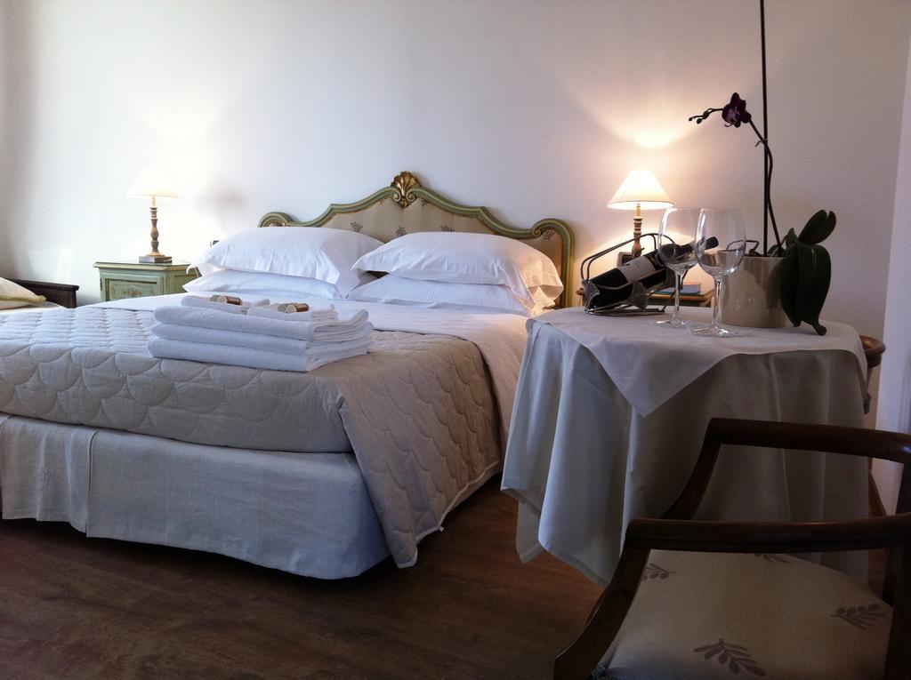 Hotel Cascina Castagneto CastellʼAlfero Habitación foto